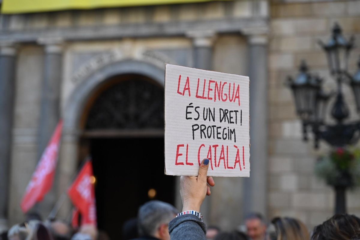 Pancarta en defensa de la lengua catalana.