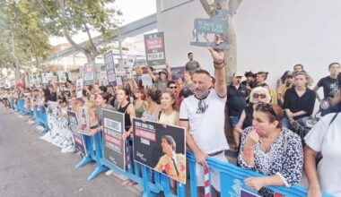 Los manifestantes antitaurinos delante de la plaza de toros de Palma