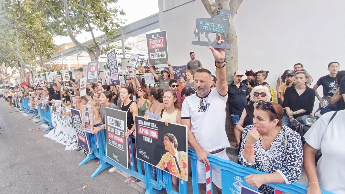 Los manifestantes antitaurinos delante de la plaza de toros de Palma