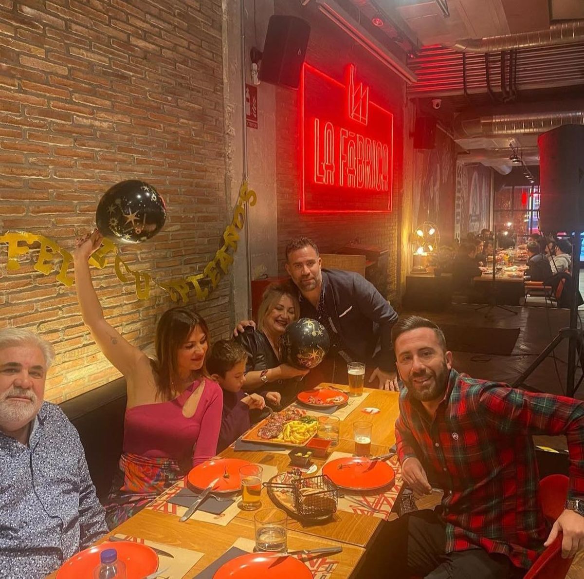 Carlos Cabezas y familia, en uno de sus negocios.