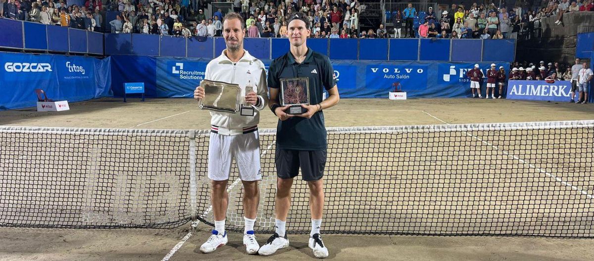 Richard Gasquet y Dominic Thiem posan con sus trofeos tras la conclusión de la final. | M. G.-R.
