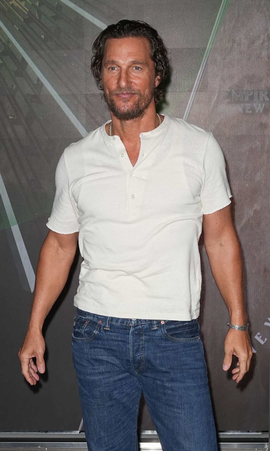 Plano medio de Matthew McConaughey en el Empire State Building 