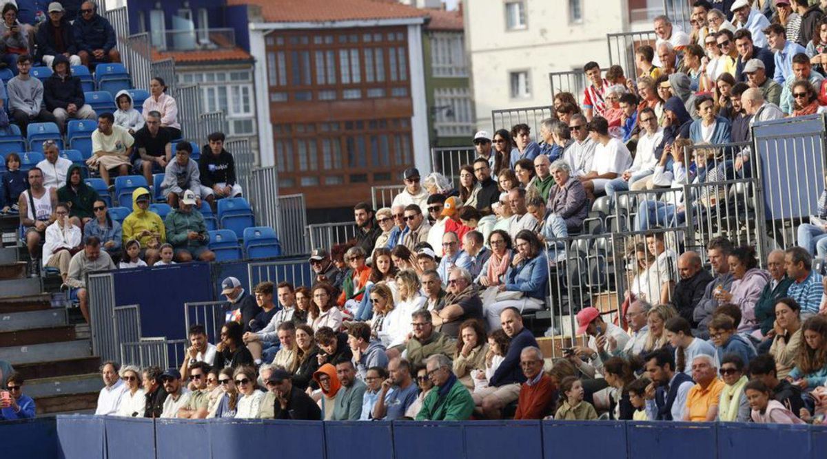 Público asistente a los partidos de ayer en la playa de La Ribera.  | MIKI LÓPEZ