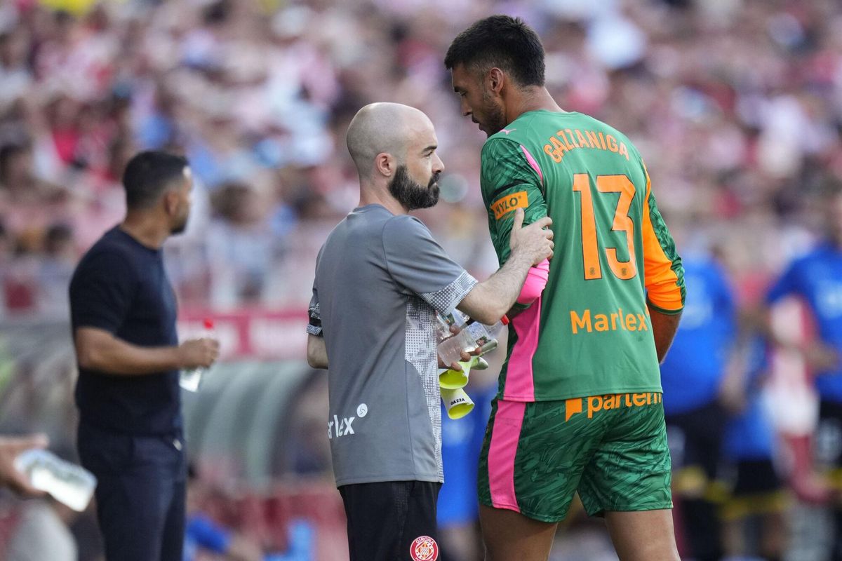 GIRONA, 15/08/2025.- El guardameta del Girona Paulo Gazzaniga (d) ha sido expulsado con roja directa, durante el partido de la primera jornada de LaLiga que Girona CF y Rayo Vallecano disputan este viernes en el estadio Municipal de Montilivi. EFE/Siu Wu