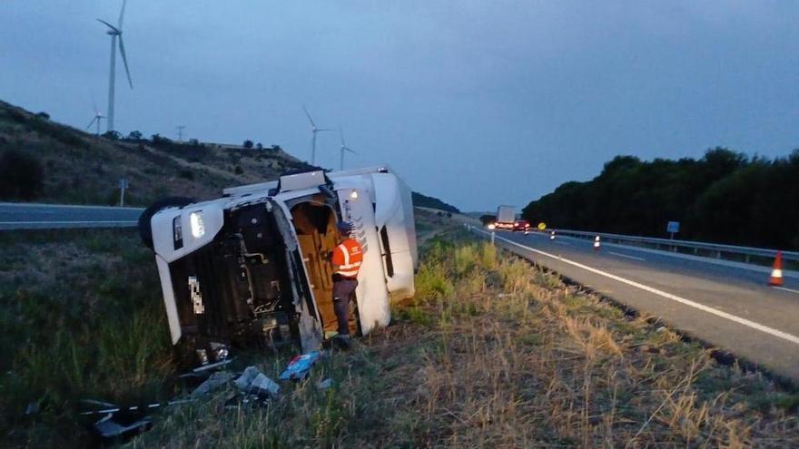 Fallece un vecino de Pamplona de 38 años tras volcar con el camión en Olite