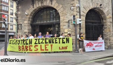 Trabajadores del tranvía de Bilbao, contra la publicidad de las corridas de toros: "Atenta contra la sensibilidad"