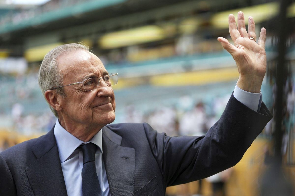 Florentino Pérez, presidente del Real Madrid, saluda a los aficionados que asistieron al debut contra Al Hilal en Miami.