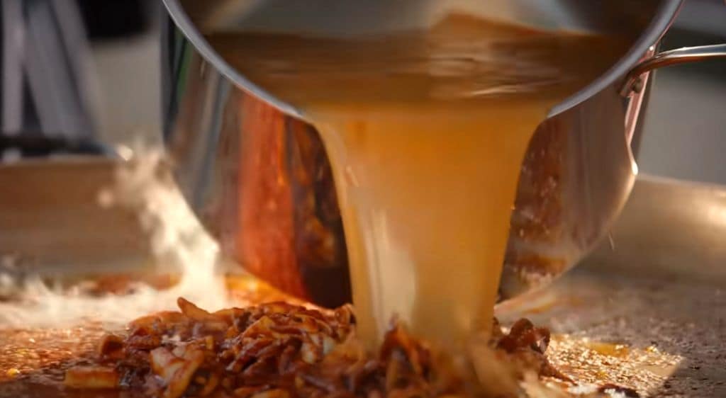 Un buen caldo, la clave para que el arroz esté rico, según explica Andrés a Meghan