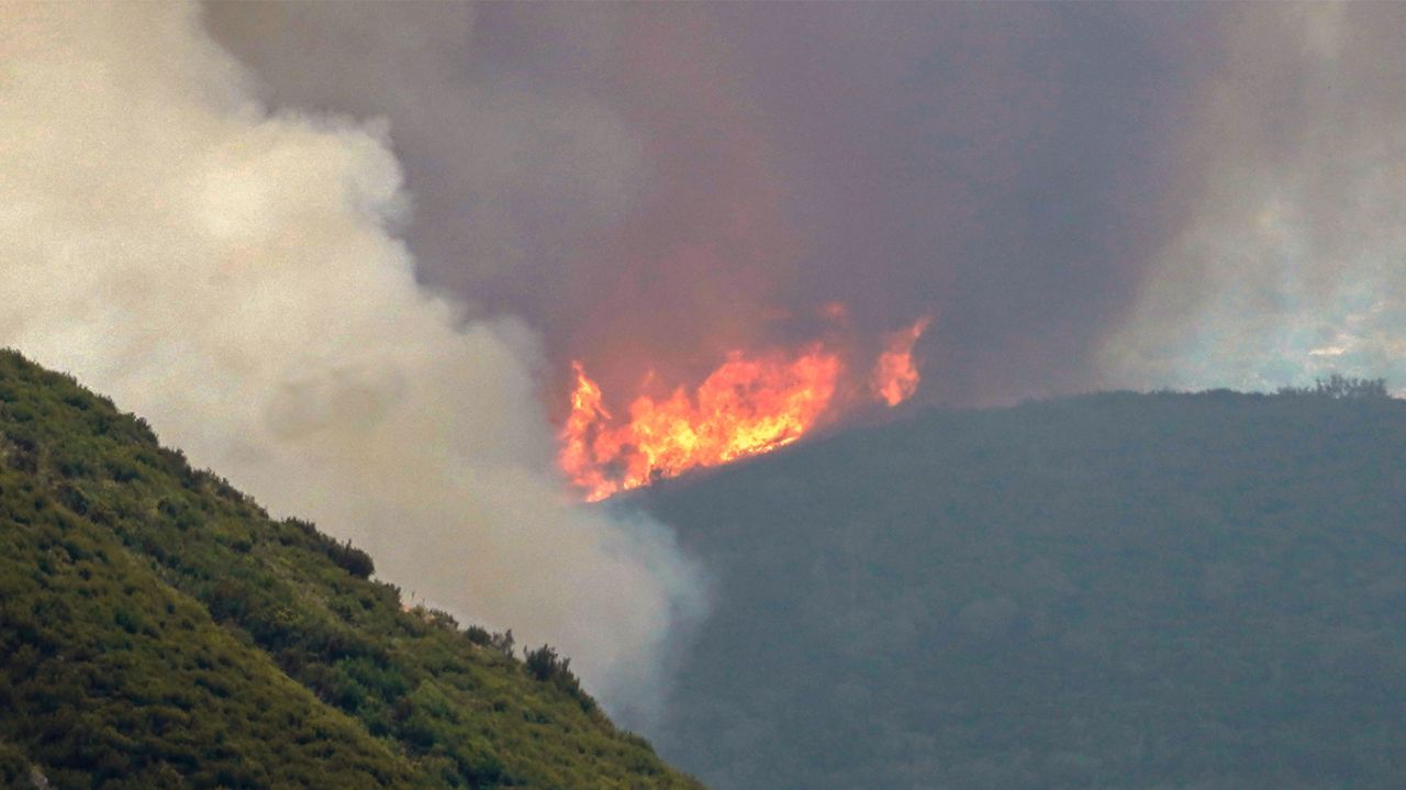 Cinco fuegos siguen activos en Asturias con trabajos de extinción en alta montaña - La Voz de Asturias