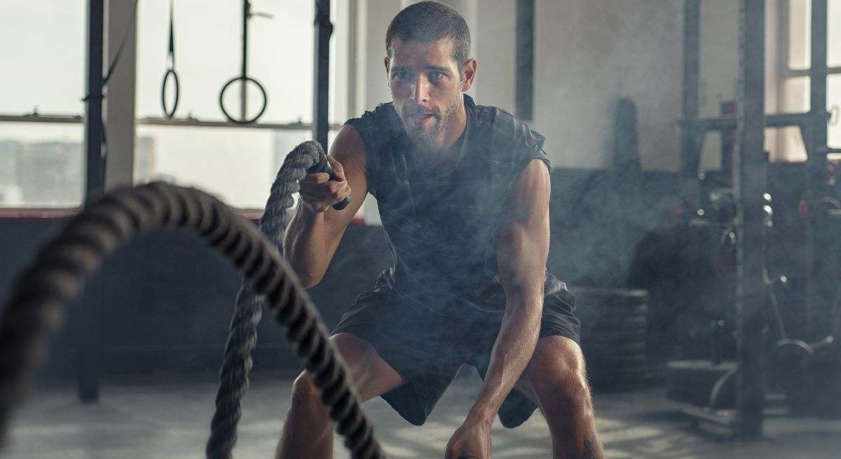 Entrenar fuerza en el gimnasio está muy bien, pero los expertos recomiendan practicar este ejercicio sobre la bicicleta