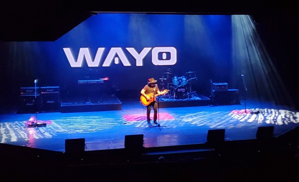 El cantautor peruano Wayo publica el libro 'Reflexiones paramusicales: creer para crear' y realiza una gira por España