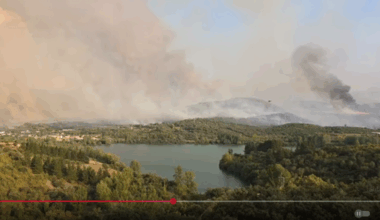 El lago de Carucedo, balsa de ayuda contra el incendio en Las Médulas
