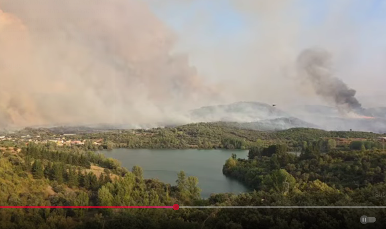 El lago de Carucedo, balsa de ayuda contra el incendio en Las Médulas