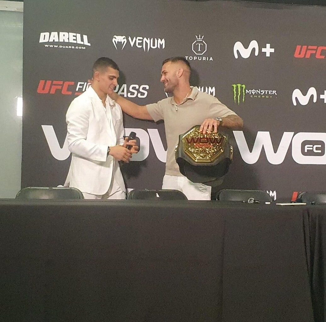 Un abrazo entre Hecher Sosa y Yamán después de su reciente pelea en el Madrid Arena,  (La noche de los campeones), mostrando Sosa el cinturón de campeón recién ganado. Foto: F. L