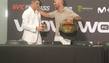 Un abrazo entre Hecher Sosa y Yamán después de su reciente pelea en el Madrid Arena,  (La noche de los campeones), mostrando Sosa el cinturón de campeón recién ganado. Foto: F. L