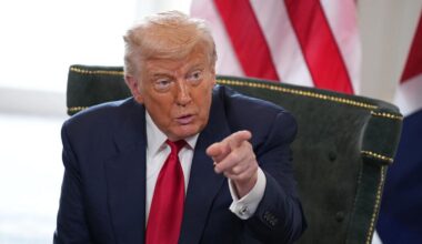 Trump llama 'bocazas' a Medvédev y defiende movilizar submarinos hacia Rusia