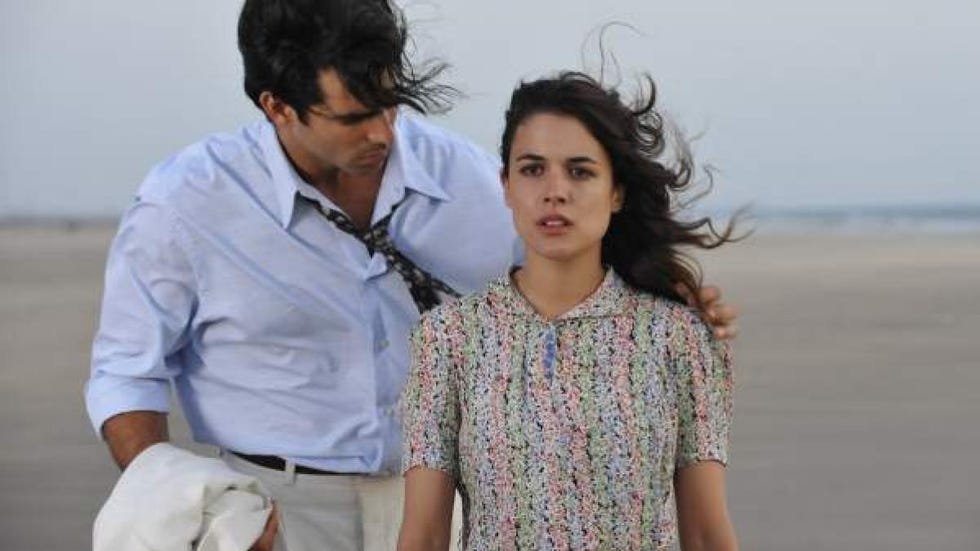 El Tiempo entre Costuras-serie ruben cortada y adriana ugarte paseando por la playa en el tiempo entre costuras