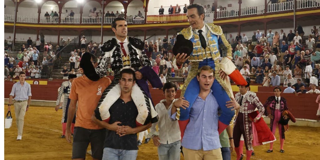 Puerta grande en Ciudad Real para El Cid y Emilio De Justo, que fue cogido al entrar a matar