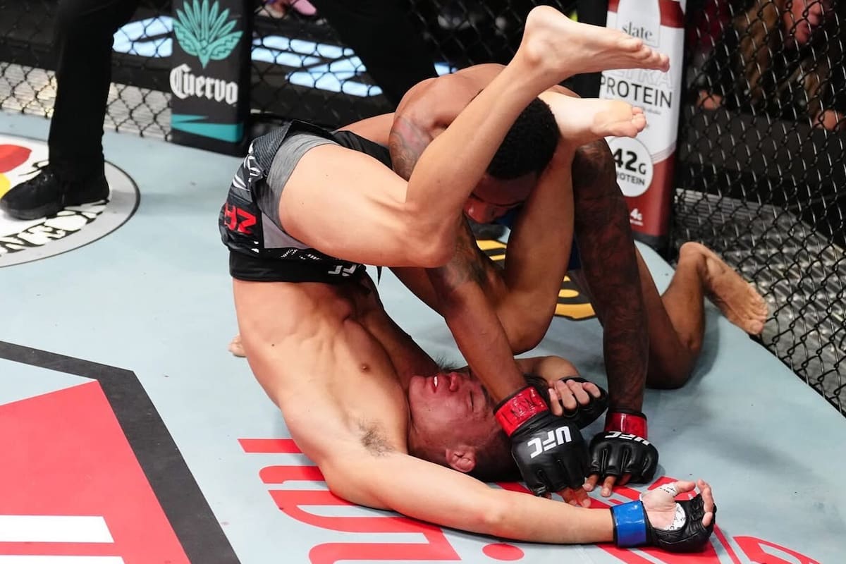 La técnica brutal en el KO que generó escalofríos en la audiencia de la UFC