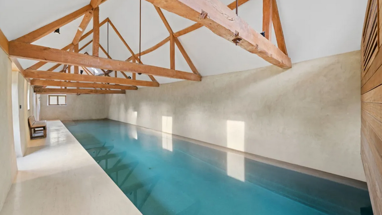 La propiedad incluye una piscina cubierta y climatizada