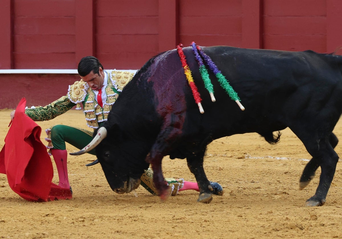 Emilio de Justo mantiene su idilio con Málaga y se lleva el mano a mano con Fortes