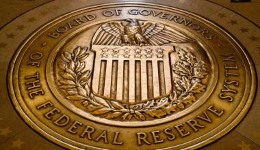 El escudo de la Reserva Federal de los Estados Unidos se exhibe en el edificio Marriner S. Eccles en Washington. Archivo