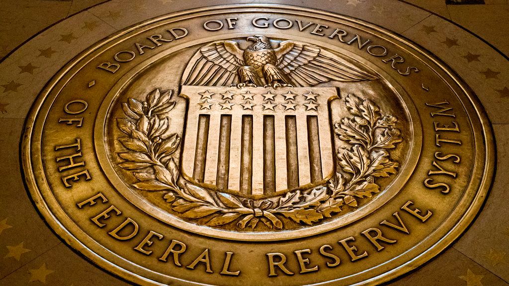 El escudo de la Reserva Federal de los Estados Unidos se exhibe en el edificio Marriner S. Eccles en Washington. Archivo