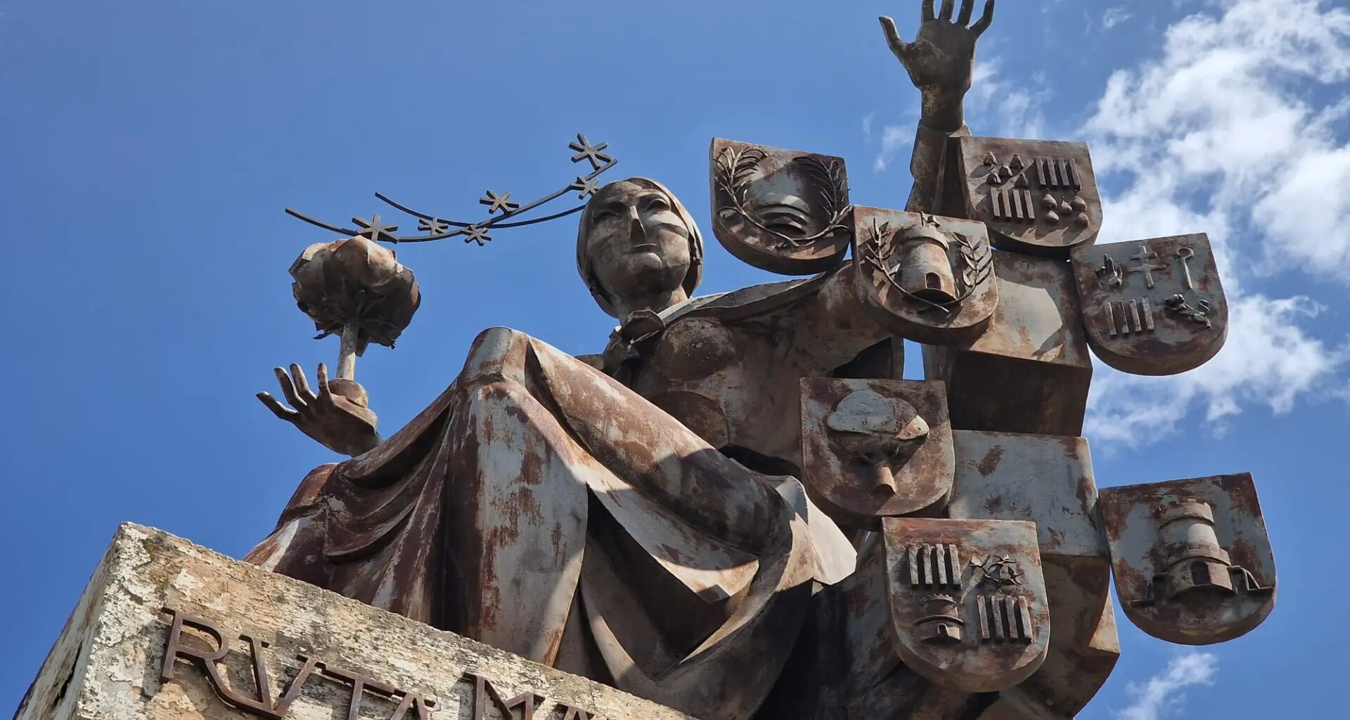Aragón recibe a los valencianos con una escultura cubierta de óxido