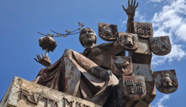 Aragón recibe a los valencianos con una escultura cubierta de óxido