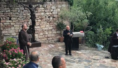 Carlo Acutis representado como san Francisco de Asís junto a su tumba