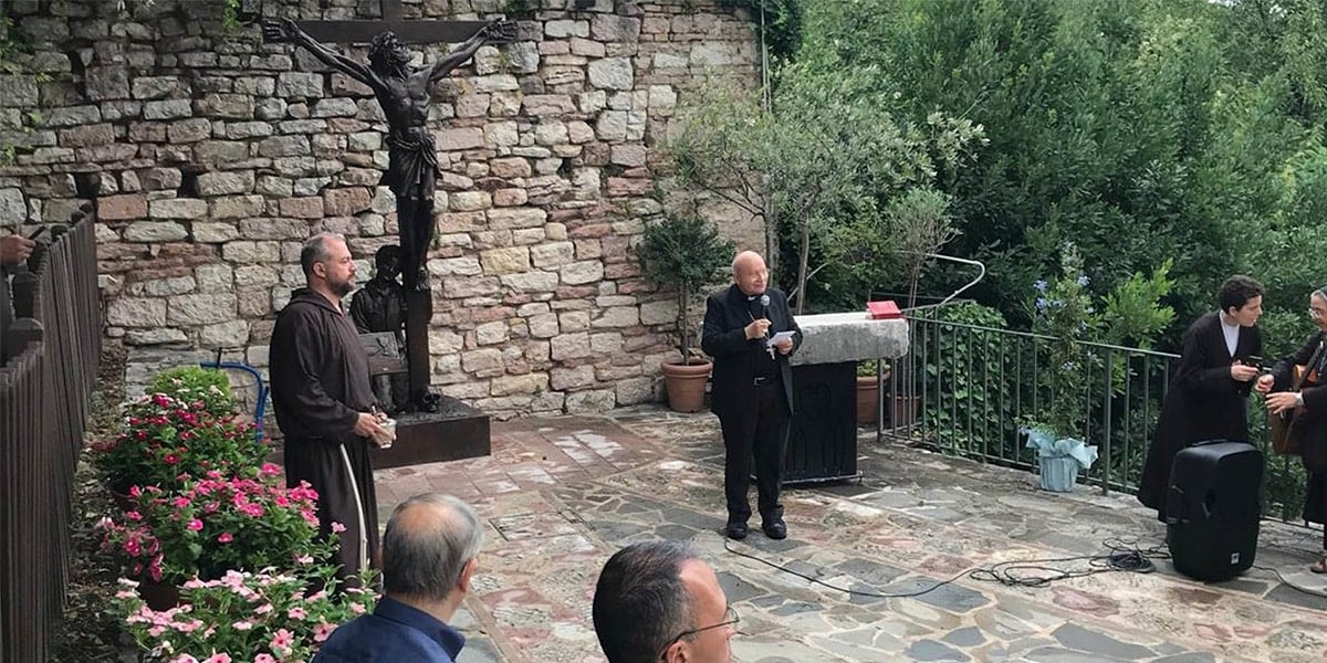 Carlo Acutis representado como san Francisco de Asís junto a su tumba