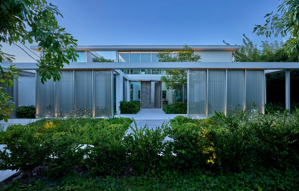 casa de cristal moderna con piscina y decoracion minimal en blanco
