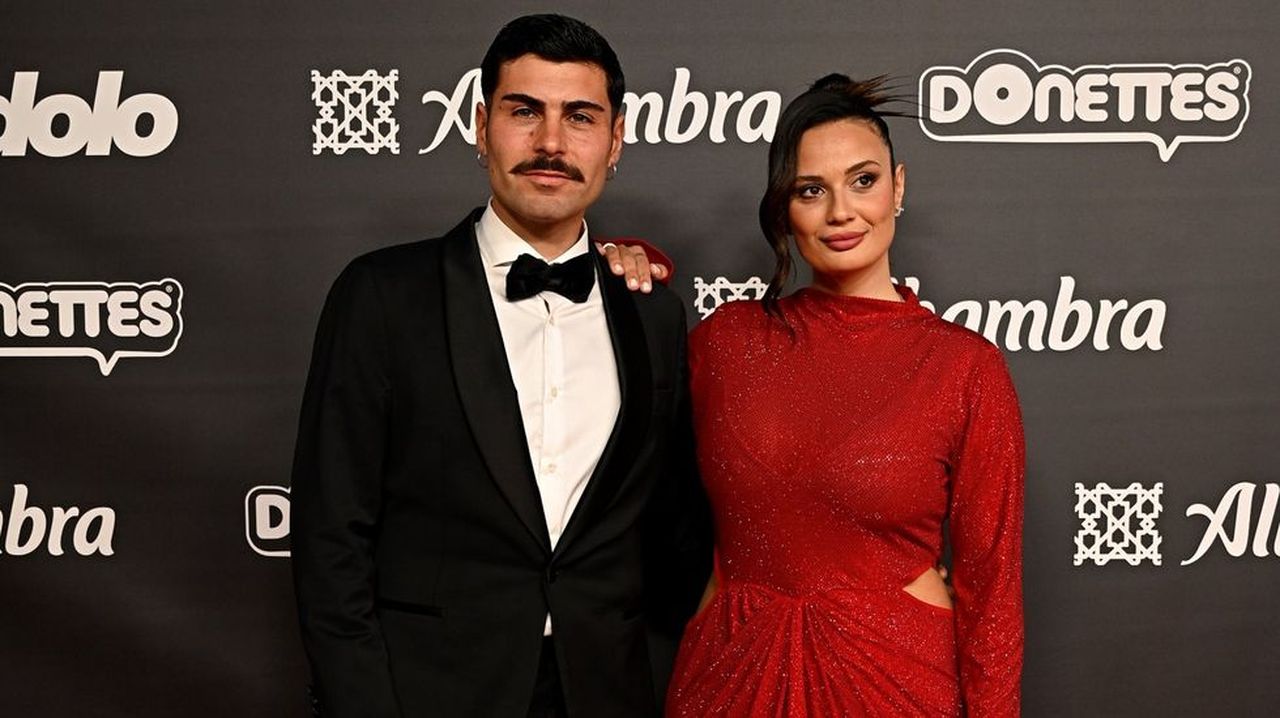 Los exconcursantes de «La Isla de las Tentaciones» Hugo y Lara sorprenden en Bueu con un una fiesta nocturna por el bautizo de su hijo