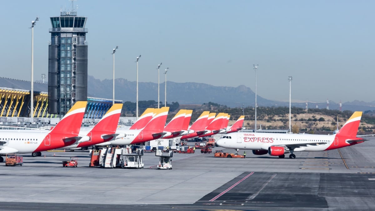 Emergencia en Barajas tras chocar avión de Iberia con un pájaro