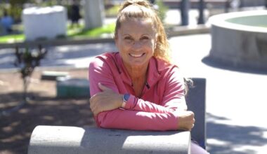 Rita Hernández, sonriente, posa sentada en uno de los bancos del Parque Arnao, en Telde.