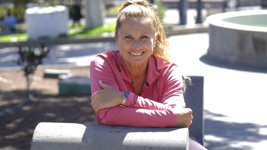 Rita Hernández, sonriente, posa sentada en uno de los bancos del Parque Arnao, en Telde.