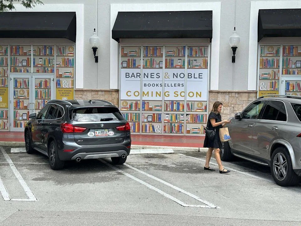 Una nueva librería Barnes & Noble abrirá en el centro comercial The Palms at Town & Country, ubicado en el 8525 Mills Drive, en el otoño de 2025. La construcción comenzó el 23 de julio de 2025.