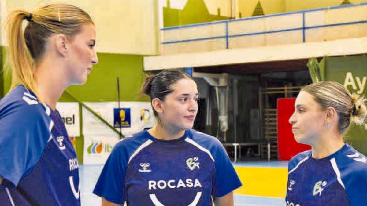 María González, la primera por la derecha, conversa con Maja Portillo y 'Mika' Paz (centro), en un entrenamiento con el Rocasa.