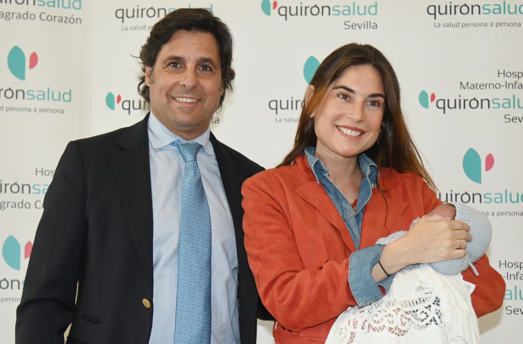 Francisco Rivera y Lourdes Montes posan con su hijo Nicolás