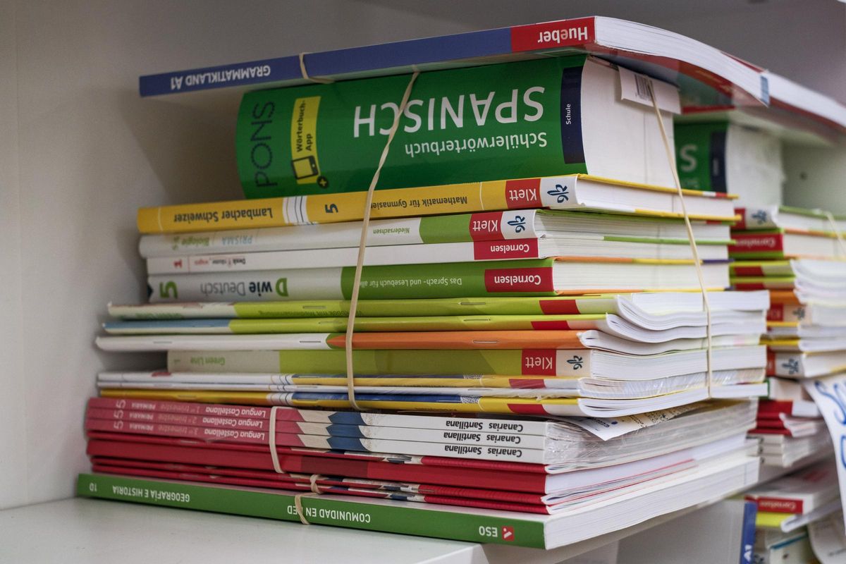 Libros reservados en una estantería.