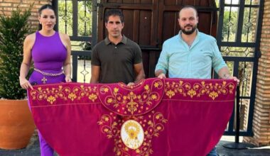 Emma Prieto, Rafael Cerro y Jesús Naveiro con el capote de paseo bordado.