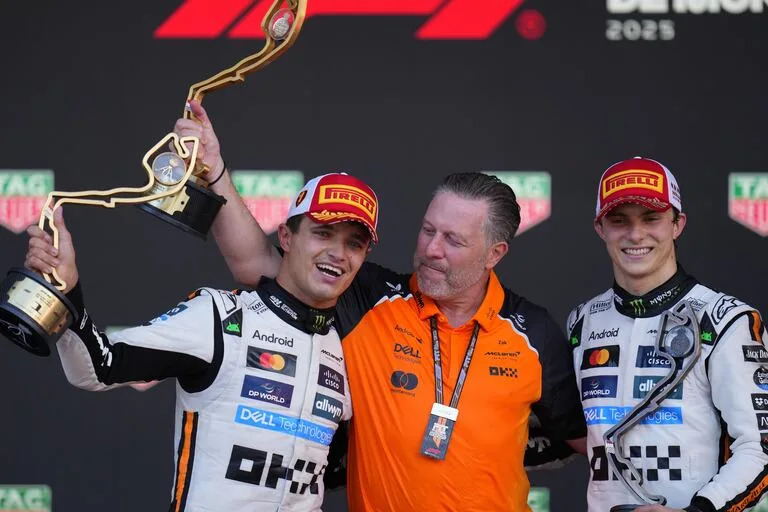 Lando Norris, el CEO Zak Brown y Oscar Piastri en el podio de Mónaco; McLaren lidera entre las escuderías y sus dos pilotos pulsearán por el título en las diez fechas que restan del calendario