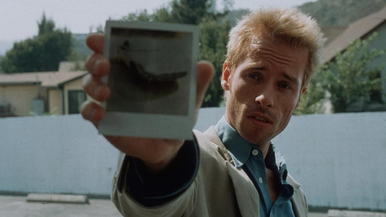Pausa 'Memento' a la hora y 30 minutos para descubrir un fotograma oculto que desvela el final en un abrir y cerrar de ojos - Noticias de cine
