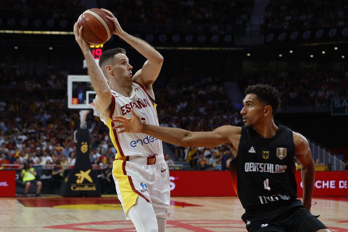 Xabi López-Arostegui intenta jugar el balón ante Maodo Lo.
