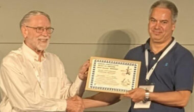 El investigador David Greiner recibe el Bronze Award.