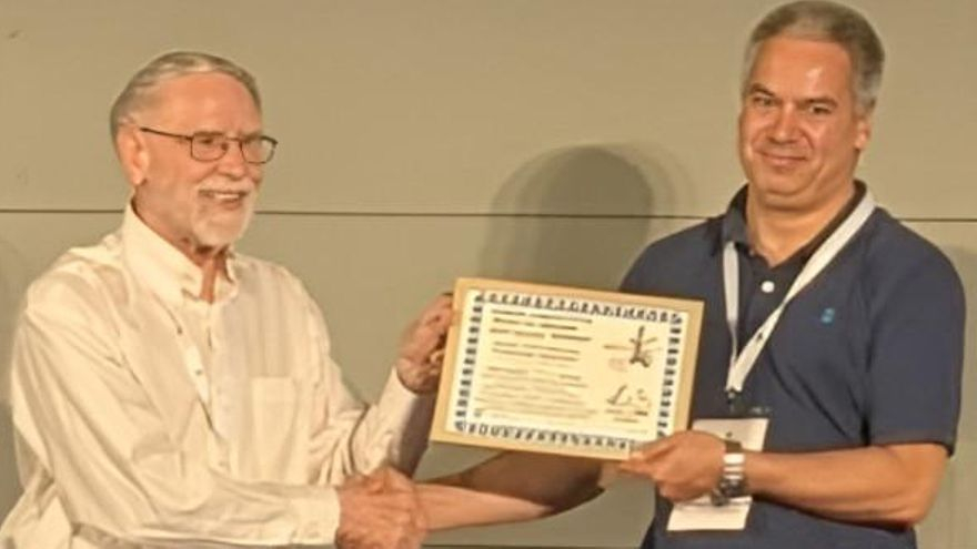 El investigador David Greiner recibe el Bronze Award.