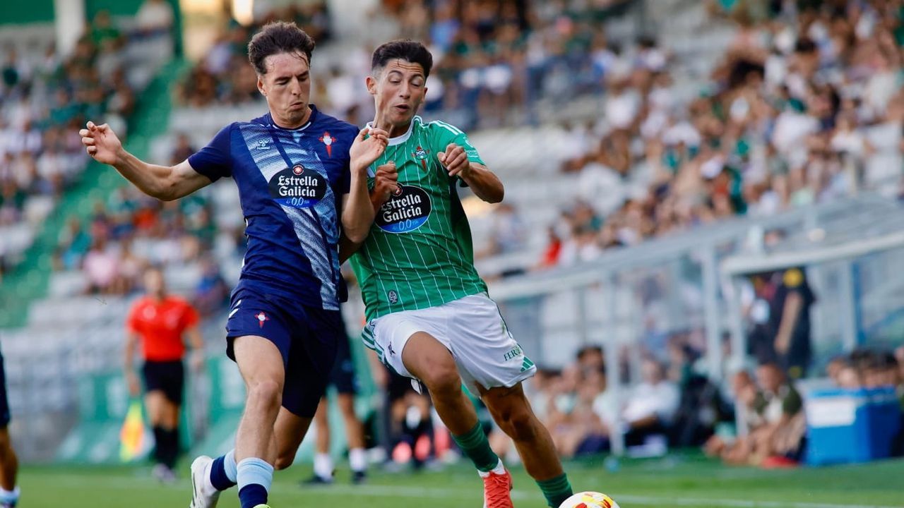 De fiesta a correctivo en A Malata, con la derrota del Racing de Ferrol frente al Celta Fortuna (0-3) - La Voz de Galicia