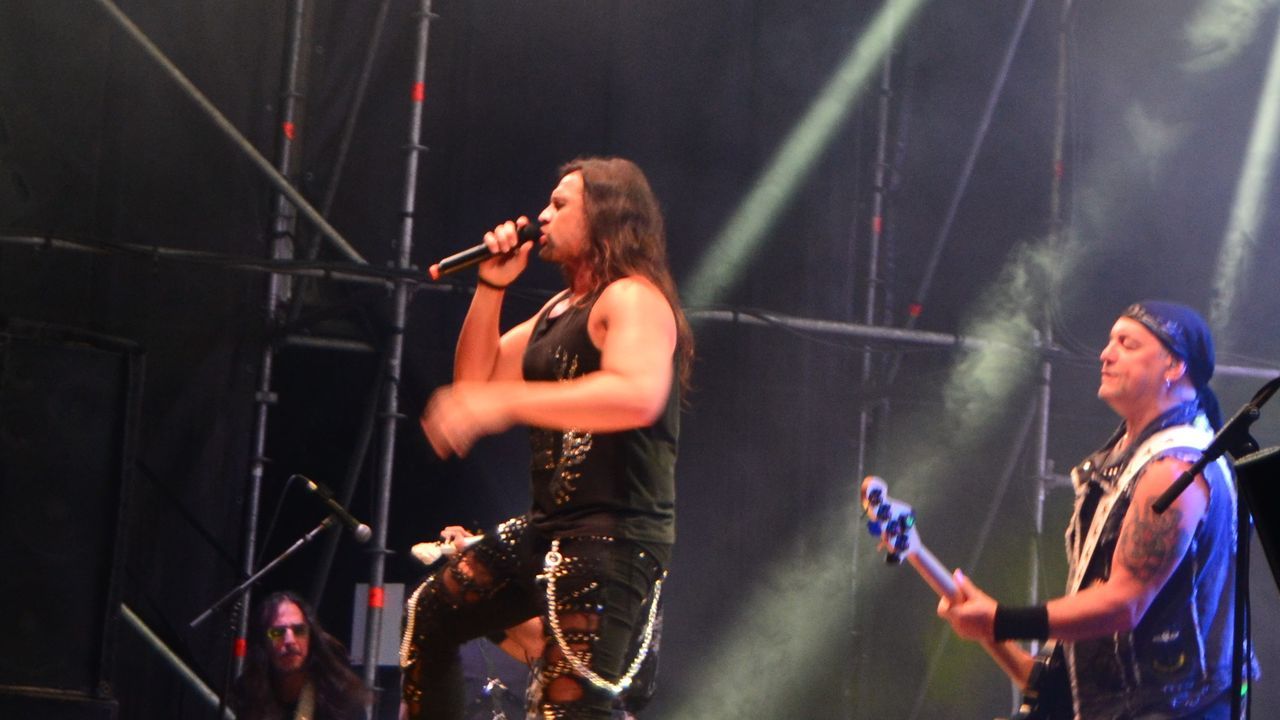 Mägo de Oz, toda una leyenda del rock hispano, hizo vibrar la plaza de Armas de Ferrol, llamó a brindar por la libertad y denunció la destrucción de una tierra asolada por los incendios - La Voz de Galicia
