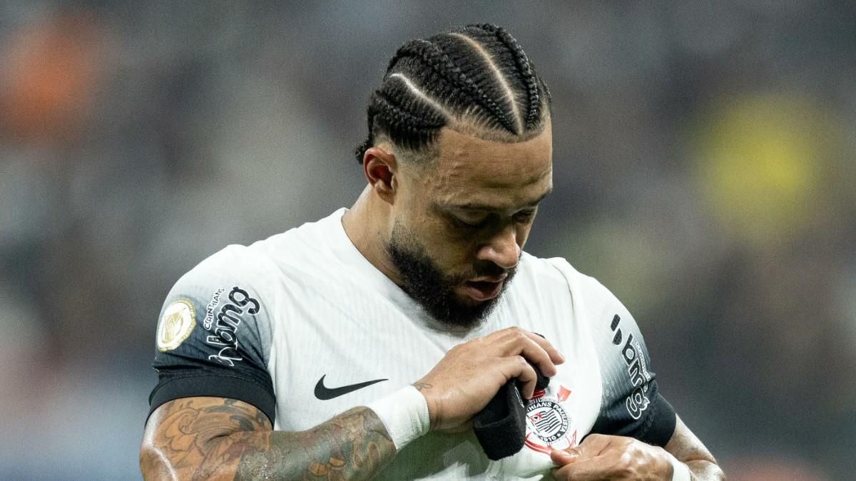 Memphis Depay con la camiseta de Corinthians