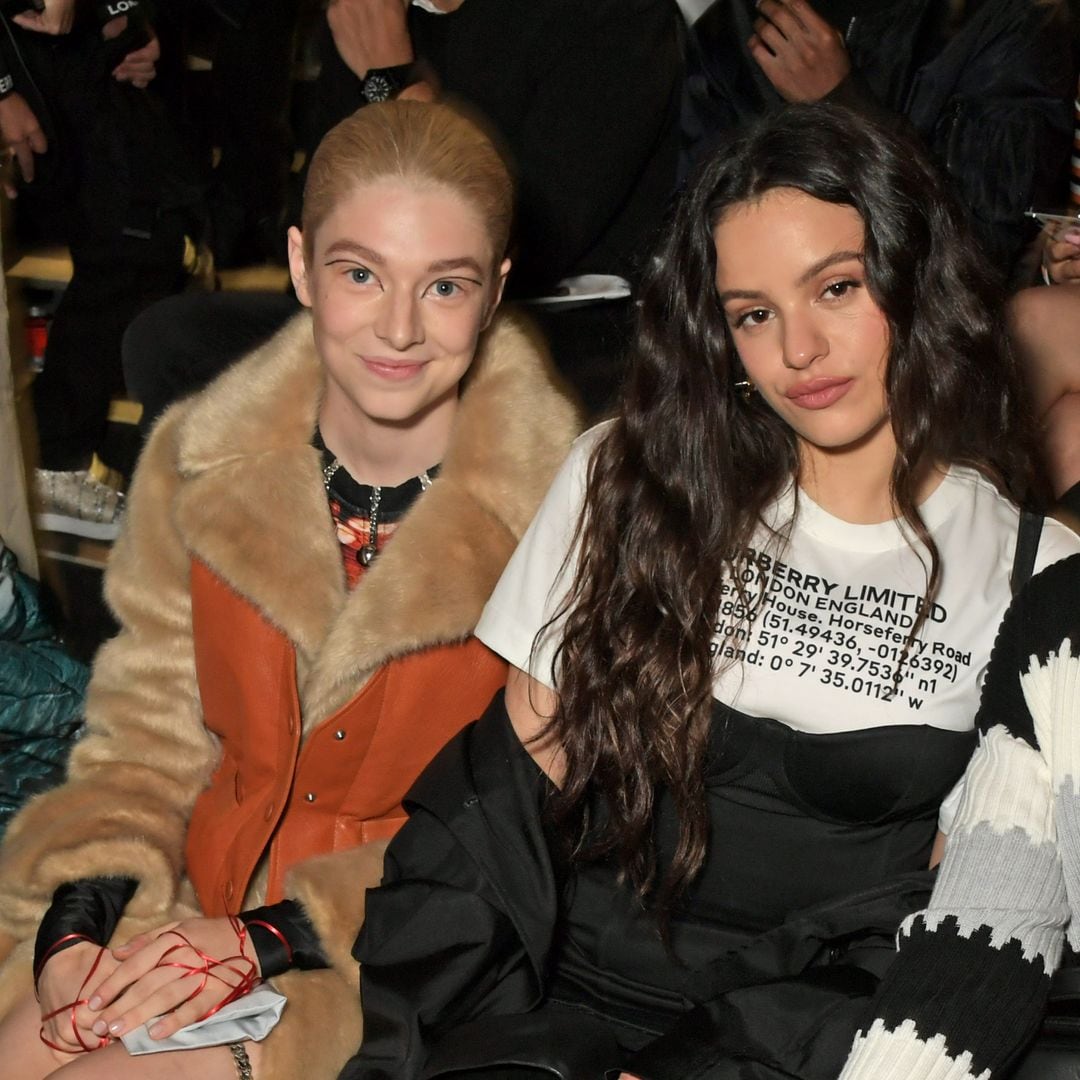 Hunter Schafer y Rosalia en el desfile de Burberry en Londres en 2019